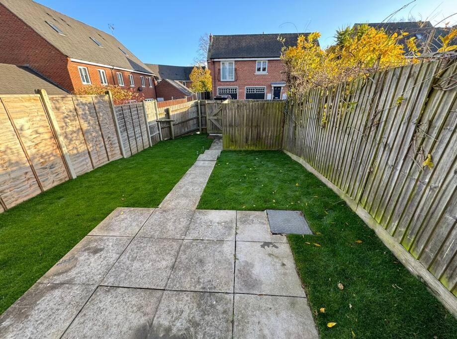 Modern Townhouse - 3 Bed 2.5 Bath 2 Private Gated Parking Villa Wellingborough Exterior photo